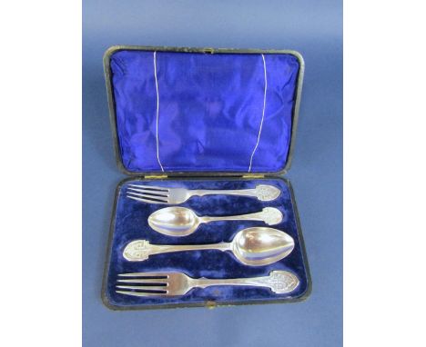 Good quality cased four piece aesthetic movement cutlery set comprising table spoon, table fork, dessert spoon and dessert fo
