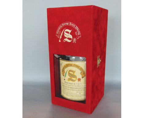 Signatory Vintage Scotch Whiskey distilled in 1971, aged in oak, not less than 27 years, distilled at MacAllan Distillery, di