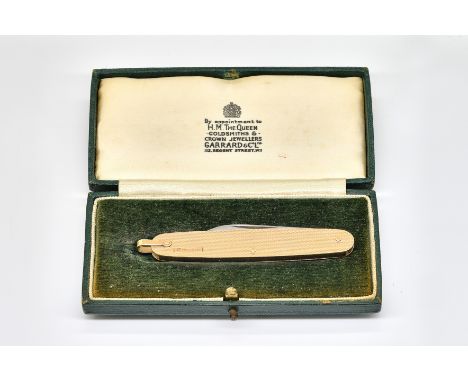 A 9CT GOLD MOUNTED TWIN BLADED FOLDING POCKET KNIFEWith engine turned decoration, London 1962, with a suspension loop, length