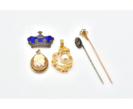 TWO PENDANTS AND THREE FURTHER ITEMS OF JEWELLERY (4)Comprising; a gold mounted oval shell cameo pendant carved as a bearded 