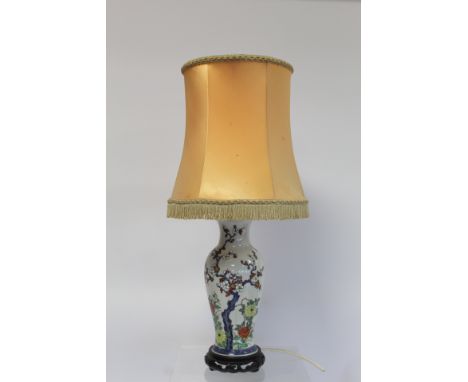 Table lamp, the Oriental Wucai porcelain vase base decorated with branches of prunus blossom and flowers, with pierced staine