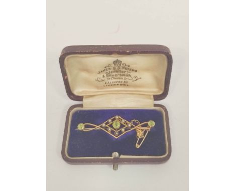 Edwardian gold openwork brooch with peridot and pearls, 3.2g. 