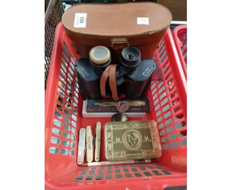Small crate of collectables to include Parker fountain pen, pocket knives and binoculars. 