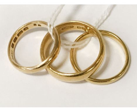 THREE 22CT GOLD WEDDING BANDS - SIZES M/O/I - APPROX 15 GRAMS