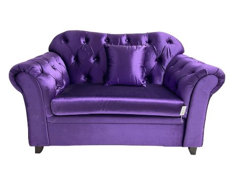 Chesterfield shaped snuggler sofa, upholstered in buttoned purple fabric, with scatter cushionsDimensions: Height:&nbsp;89cm&