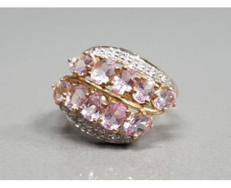 9CT YELLOW GOLD ORNATE STONE SET RING FEATURING 2 ROWS EACH SET WITH 5 OVAL SHAPED PINK STONES WITH A ROW OF DIAMONDS SET ON 