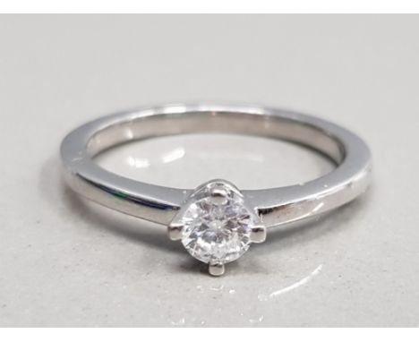 18CT WHITE GOLD DIAMOND SOLITAIRE RING COMPRISING OF A SINGLE BRILLIANT ROUND CUT DIAMOND SET IN FOUR CLAW SETTING WITH PLAIN