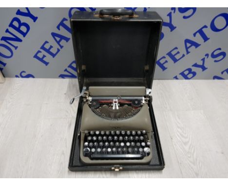 VINTAGE REMINGTON TYPEWRITER IN ORIGINAL CARRY CASE