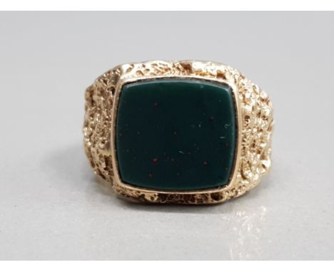 9CT YELLOW GOLD BLOOD STONE SIGNET RING SET IN A NUGGET STYLE SETTING SIZE S 8.9G GROSS