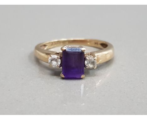 9CT YELLOW GOLD AMETHYST AND CUBIC ZIRCONIA RING SET WITH AMETHYST STONE IN THE CENTRE WITH A CUBIC ZIRCONIA STONE SET EITHER