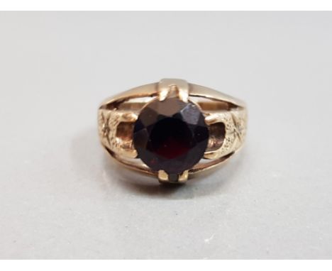 9CT YELLOW GOLD ONE STONE GARNET RING COMPRISING OF A SINGLE ROUND CUT GARNET SET IN A CLAW WITH ORNATE PATTERN WITH DIAMOND 