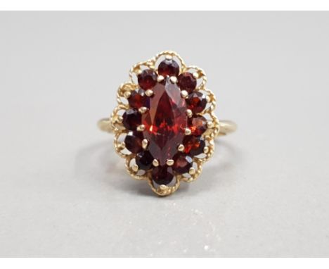 9CT YELLOW GOLD GARNET AND CLUSTER RING FEATURING OF A CLUSTER GARNET STONE SET IN ORNATE EDGE SIZE Q 5.1G GROSS