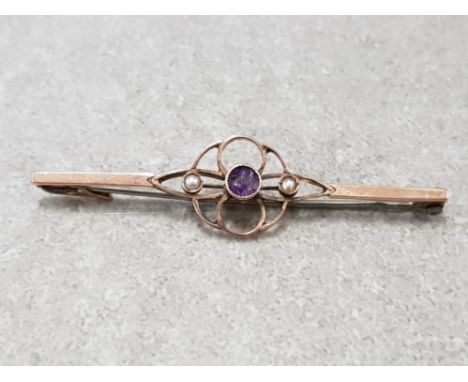 9CT YELLOW GOLD BAR BROOCH WITH CENTRE FLORAL STYLE COMPRISING OF CENTRAL AMETHYST FLANKED BY 2 SEED PEARLS 2.3G GROSS