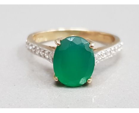 9CT YELLOW GOLD GREEN STONE RING SET WITH CUBIC ZIRCONIAS ON THE SHOULDERS ALL STONES ARE CLAW SET SIZE L 2.4G GROSS