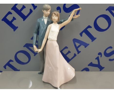 NAO BY LLADRO FIGURE OF A DANCING COUPLE