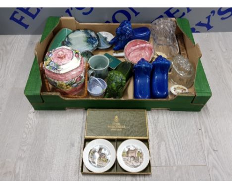 A BOX OF MISCELLANEOUS ITEMS TO INCLUDE ROYAL WORCESTER MALING GLASSWARE ETC