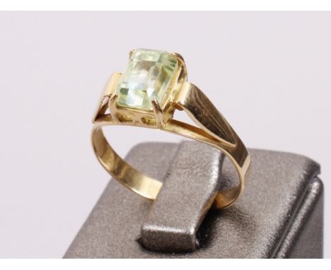 Peridot-Ring, 750er Gelbgold, Italien, Mitte 20.Jh. besetzt mit facettiertem Peridot, RG 57, 3,1g., Tragespuren, Stein mit kl