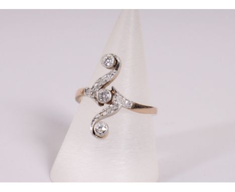 Art Déco Diamant-Ring, 585er Gelbgold, 1. Hälfte 20.Jh. 12 Diamanten und Rosen, ein Stein abgängig, RG 60, 3,24g., Tragespure