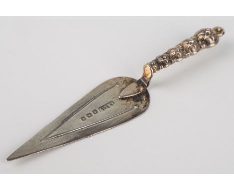 An Edwardian silver trowel form bookmark, Adie & Lovekin, Birmingham 1909, graduated knopped handle with star decoration, 3½i