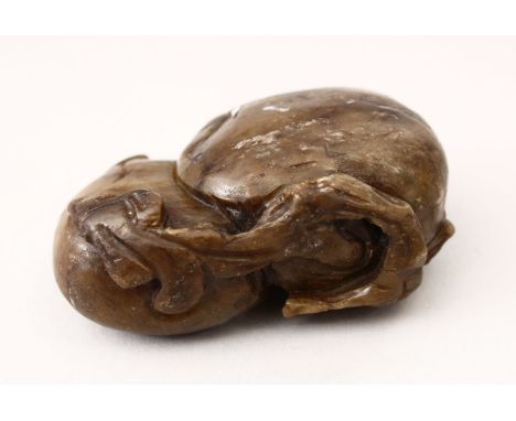 A GOOD 19TH / 20TH CENTURY CHINESE CARVED JADE PEBBLE OF BATS &amp; FRUIT, carved to depict two bats upon a double gourd, 7.5