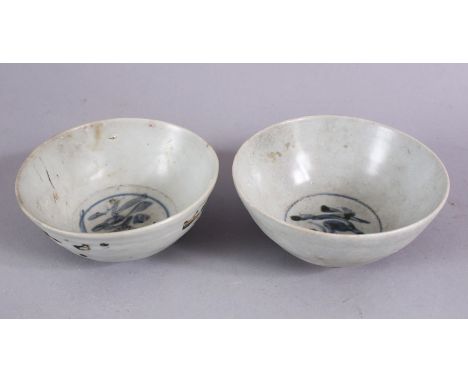 TWO SMALL CHINESE KANGXI PERIOD BLUE &amp; WHITE PORCELAIN BOWLS  - 11.5CM