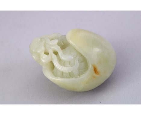 A GOOD CHINESE CARVED JADE FIGURE OF LINZHI, 5.3cm.