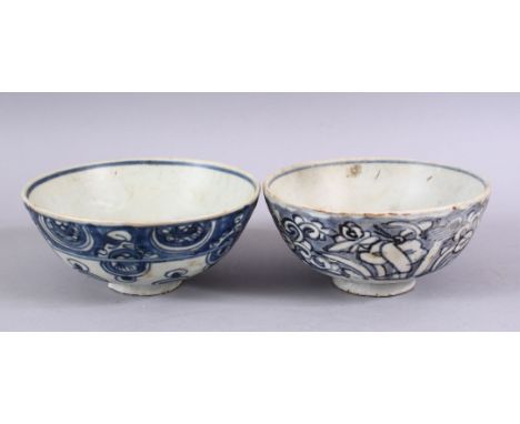 TWO CHINESE KANGXI PERIOD BLUE &amp; WHITE PORCELAIN SHIPWRECK BOWLS - 14.5CM