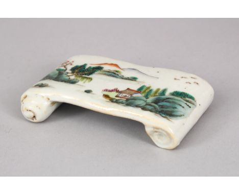 A CHINESE REPUBLIC STYLE FAMILLE ROSE PORCELAIN SCROLL TABLE, decorated with native landscape views, 11cm wide.