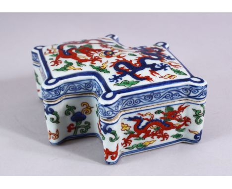 A CHINESE WUCAI DECORATED PORCELAIN DRAGON BOX, decorated with scenes of a dragons chasing the pearl, the base with a six cha