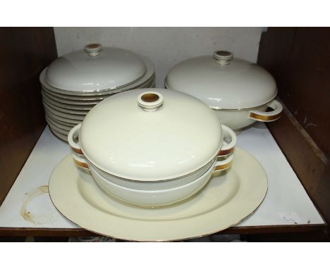Section 17 and 18: An extensive H&C Heinrich selb Bavaria tea and dinner service, including lidded tureens, tea cups dinner p