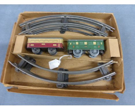 Boxed German tin plate clockwork train set with engine, carriage and key made in US Zone Gestangebauart Tr 1948 in good condi