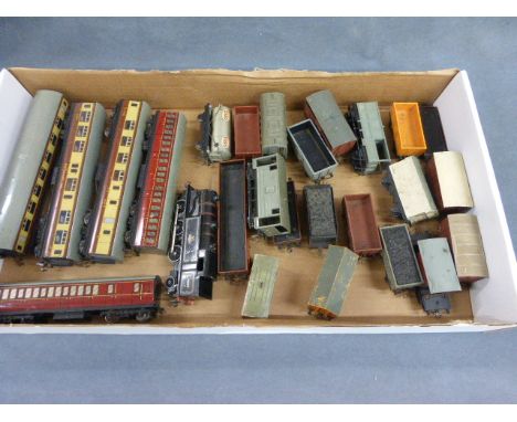 24 Hornby Dublo wagons, carriages and other rolling stick plus a Hornby Dublo EDL17 (af)