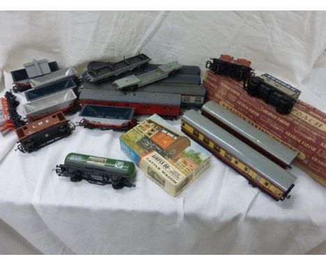Tray of mixed model railway rolling stock including Hornby Dublo, Lima, Hornby, boxed Airfix Cattle Wagon kit etc (approximat