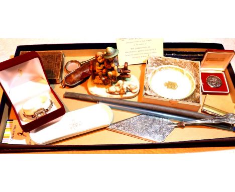Tray of mixed collectable items including Hummel figurines. P&amp;P Group 3 (£25+VAT for the first lot and £5+VAT for subsequ