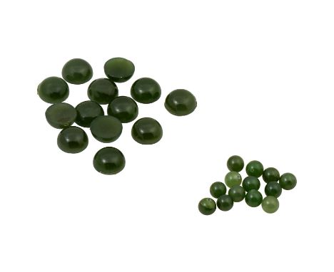 Konvolut Jade von 73,69 ct (Cabochons, 11mm Durchmesser) + 22,25 ct (Kugeln mit Bohrung auf einer Seite). Guter bis sehr gute