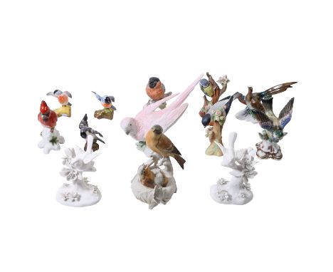 Konvolut 13 Vogelfiguren, 20./21. Jh.: ENS 'Fink mit 2 Küken im Nest', H. ca. 16 cm; WAGNER & APEL 'Papagei', H. ca. 16,5; GE