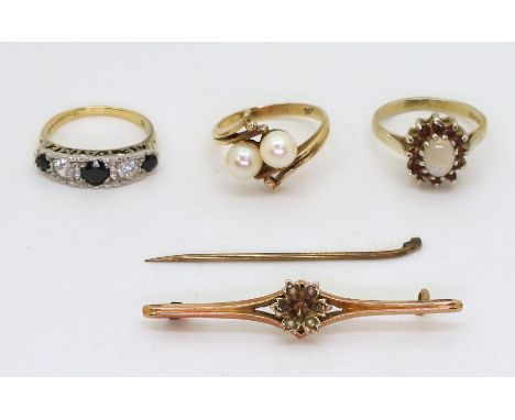 A 9ct gold twin cultured pearl ring, size M1/2, with a 9ct gold&nbsp;split pearl flower brooch (af), weight 4.7gms, together 