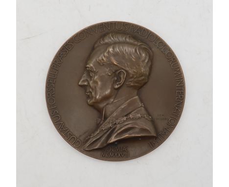 A bronze presentation medal cast "Gustavus Forssell Praeses Conventus Radiologorum Internationalis II, Holmiae, MCMXXVII" sur