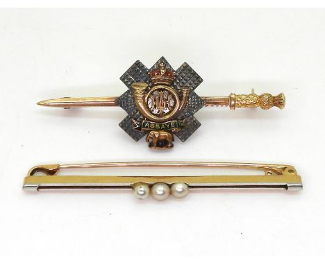 A yellow and white metal Highland Light Infantry sweetheart brooch with enamel detail, bearing the motto 'Assaye', weight 6.8