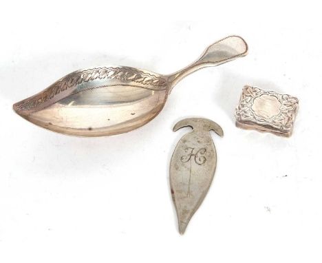 Mixed Lot: A small late Victorian silver viniagrette of rectangular form, chased and engraved with flowers around a plain flo