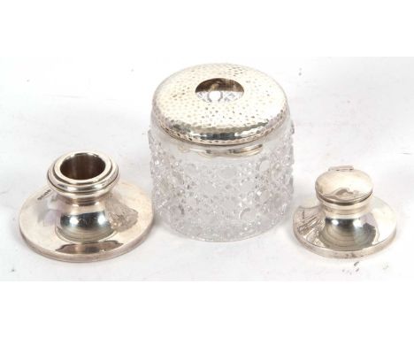 Mixed Lot: George V silver moulded glass and spot hammered silver lidded hair tidy, hallmarked London 1920, a single silver d