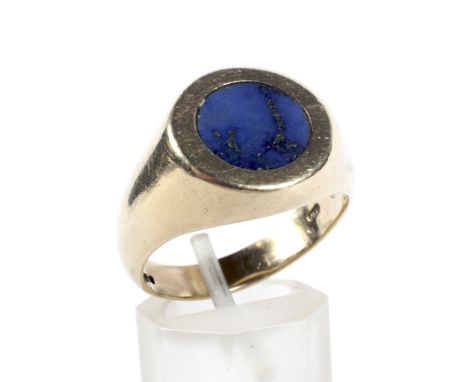 A vintage 9ct gold and lapis lazuli round signet ring. The round lapis lazuli panel with good pyrite flecks, approx. 10mm dia