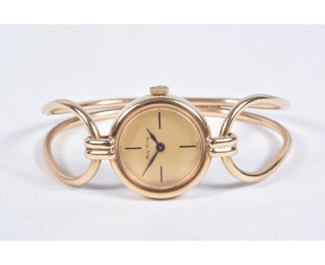 A 9CT GOLD 'ROY KING' LADIES WRISTWATCH, hand wound movement, round dial signed 'Roy King', baton markers at the three, six, 
