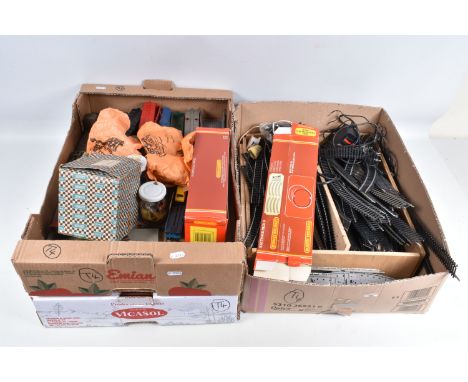 A QUANTITY OF BOXED AND UNBOXED OO GAUGE MODEL RAILWAY ROLLING STOCK, TRACK AND ACCESSORIES, to include boxed and part boxed 
