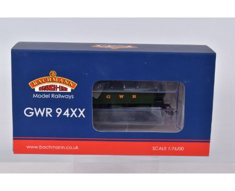 A BOXED OO GAUGE BACHMANN BRANCHLINE MODEL RAILWAY LOCOMOTIVE Class 94XX Pannier Tank no. 9402 in GWR Green, item no. 35-025,