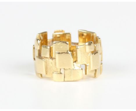 An 18ct gold band ring in an abstract design with a partly textured finish, London 1969, weight 8.6g, ring size approx L1/2.B