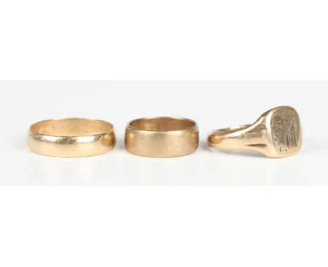 A 9ct gold wedding ring, London 1987, ring size approx S1/2, an Irish 9ct gold wedding ring and a 9ct gold signet ring, Birmi