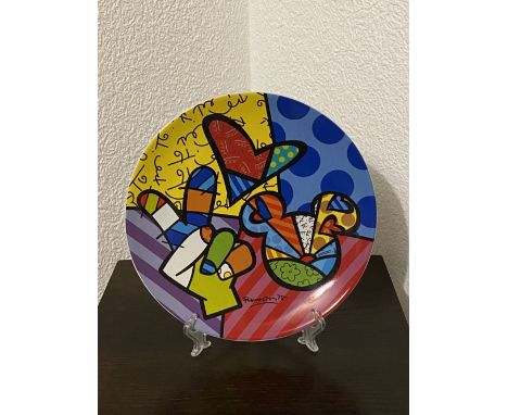 Romero Britto - Peace and LoveCeramic decorative plate designed by Britto. Good condition, diam. 21 cm.Assiette décorative en
