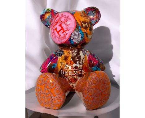 NAOR (Né en 1988) Bear Hermes.Sculpture en résine,Signée, numérotée et éditée à 100 exemplaires.35 x 25 x 20 cmAccompagné du 