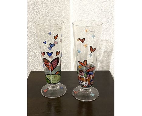 Romero Britto - A New Day &amp; In the ParkSet of 2 glasses in original boxes by Goebel. Good condition, height : 21 cm.Lot d